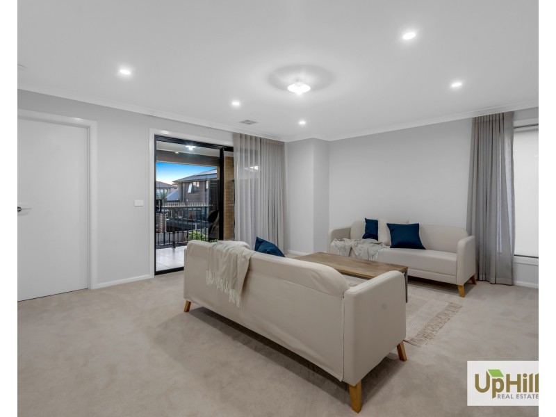 32 Casa Circuit, Clyde North VIC 3978