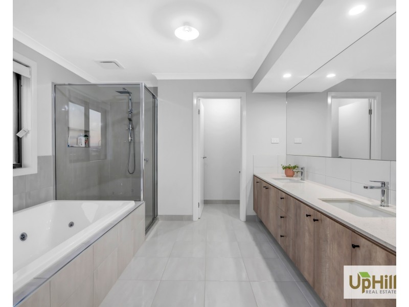 32 Casa Circuit, Clyde North VIC 3978