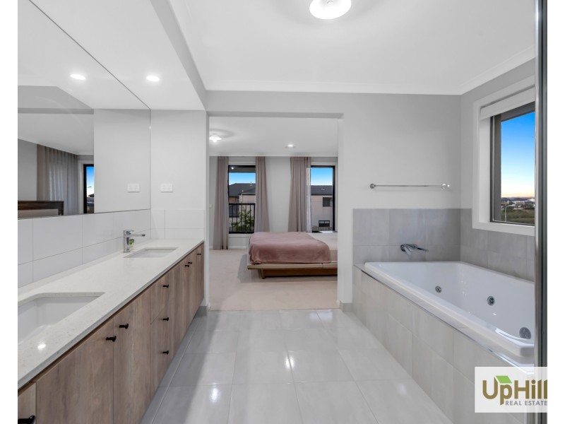 32 Casa Circuit, Clyde North VIC 3978