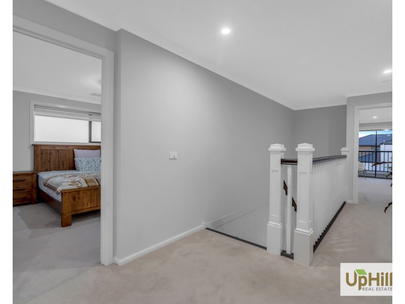 32 Casa Circuit, Clyde North VIC 3978