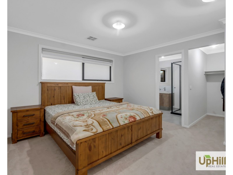 32 Casa Circuit, Clyde North VIC 3978