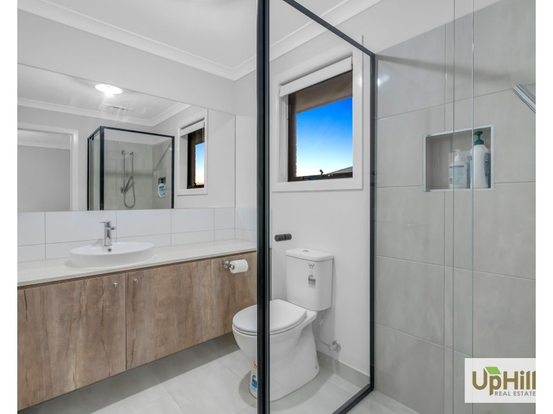 32 Casa Circuit, Clyde North VIC 3978