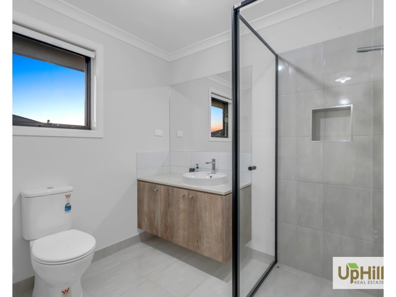 32 Casa Circuit, Clyde North VIC 3978