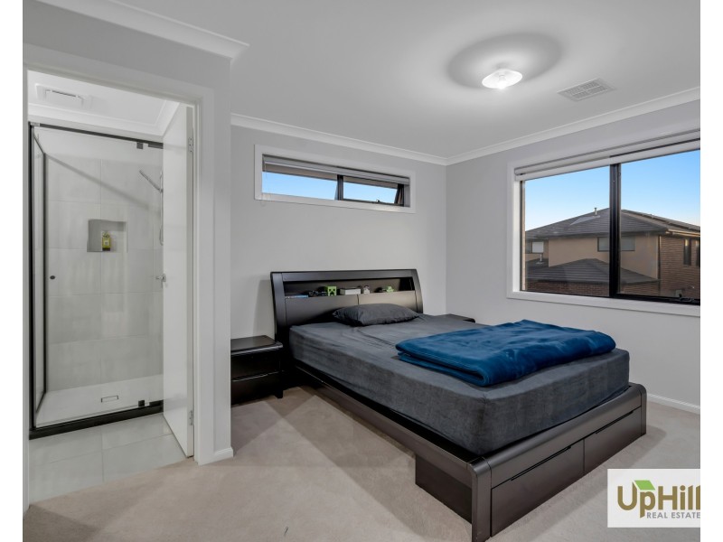 32 Casa Circuit, Clyde North VIC 3978