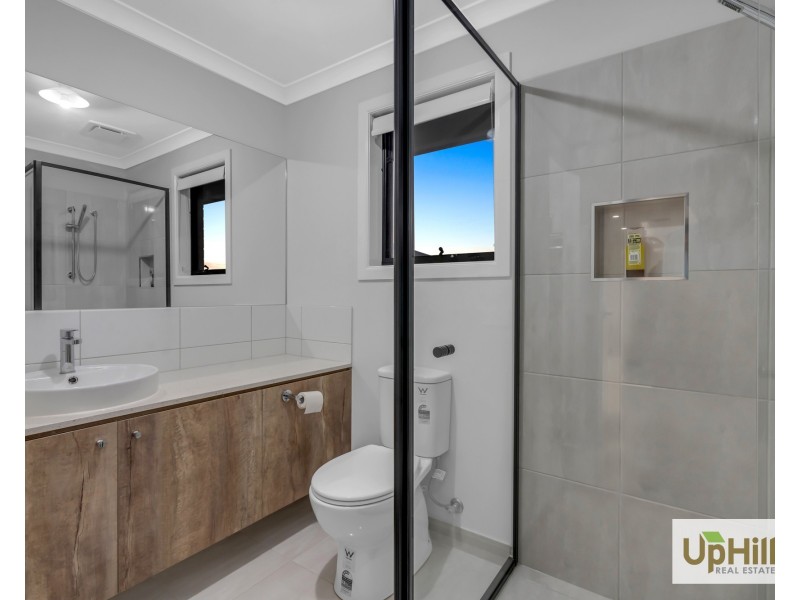32 Casa Circuit, Clyde North VIC 3978