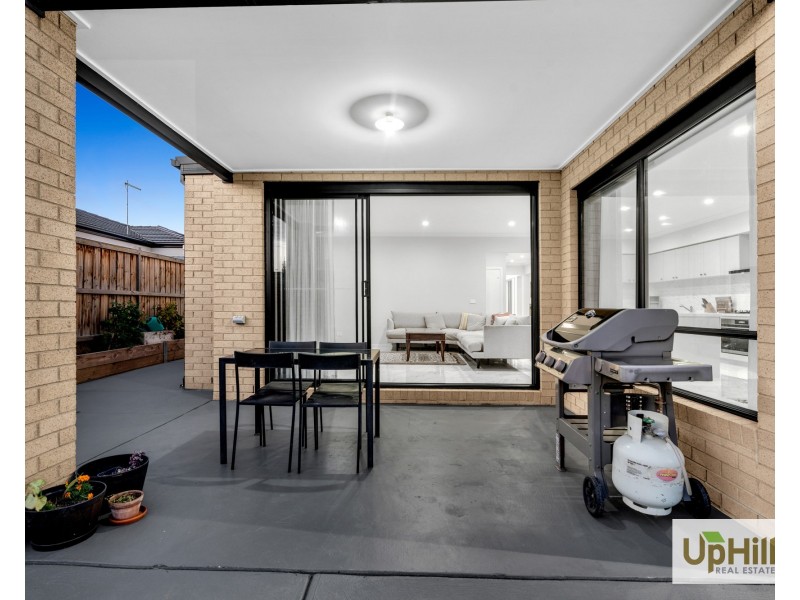 32 Casa Circuit, Clyde North VIC 3978