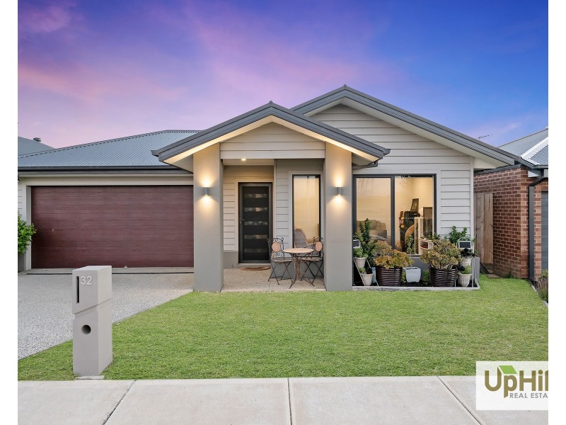 32 Hearthstone Circuit, Clyde North VIC 3978