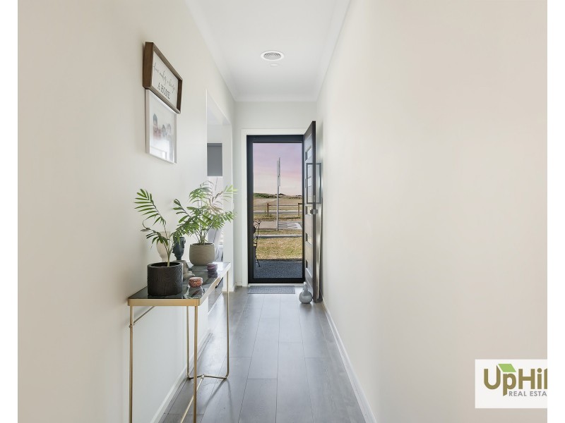 32 Hearthstone Circuit, Clyde North VIC 3978