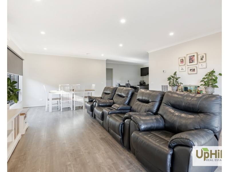 32 Hearthstone Circuit, Clyde North VIC 3978