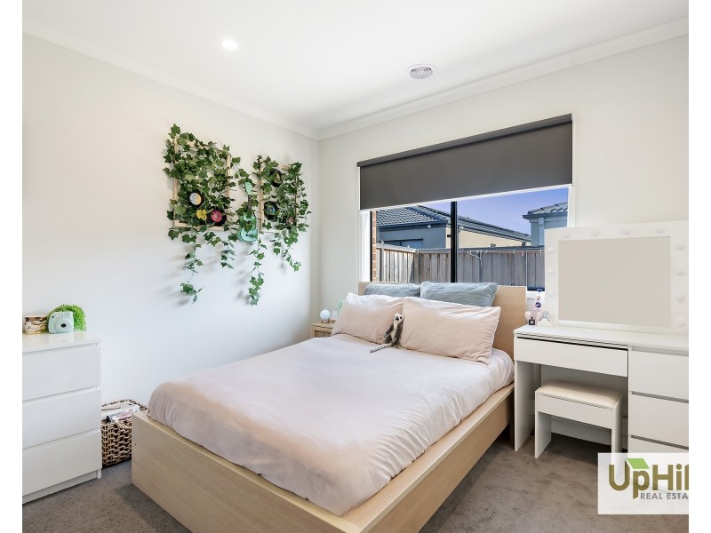 32 Hearthstone Circuit, Clyde North VIC 3978