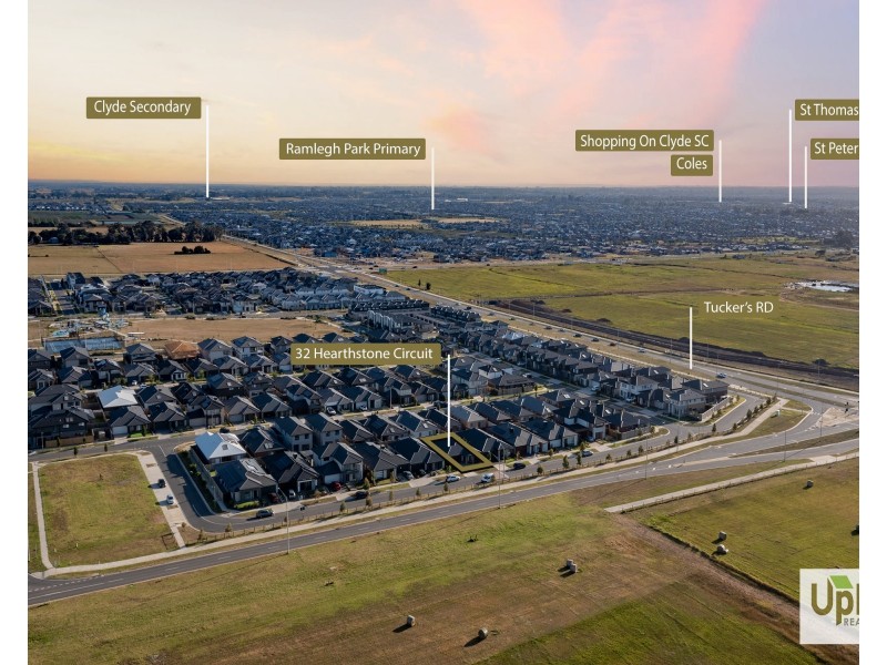 32 Hearthstone Circuit, Clyde North VIC 3978