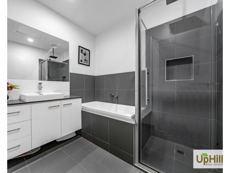 12 Montevideo Lane, Clyde North VIC 3978