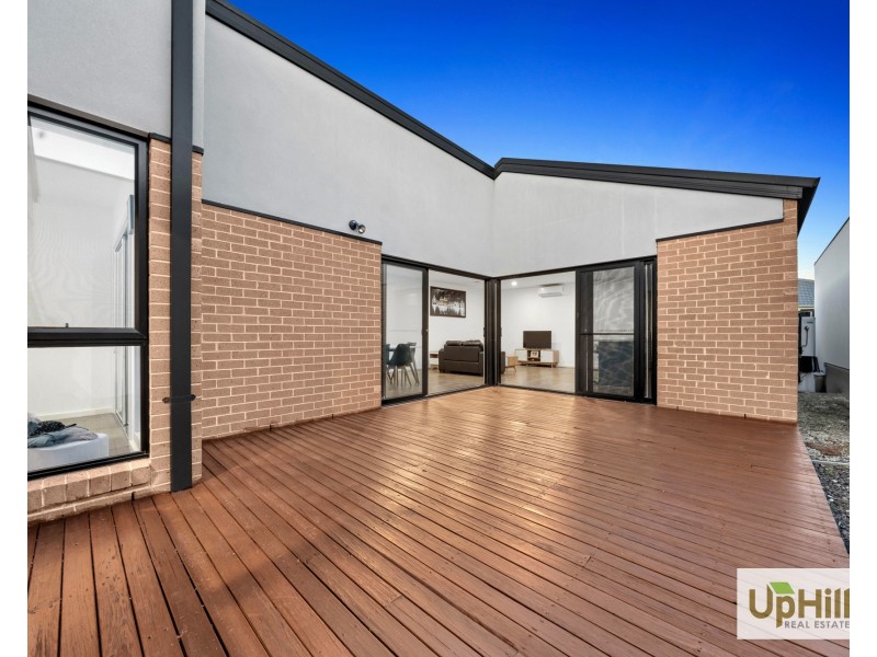 12 Montevideo Lane, Clyde North VIC 3978