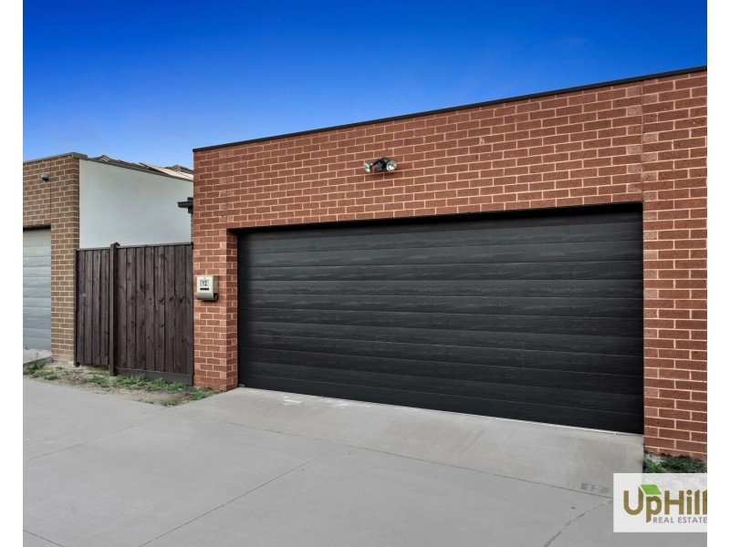 12 Montevideo Lane, Clyde North VIC 3978