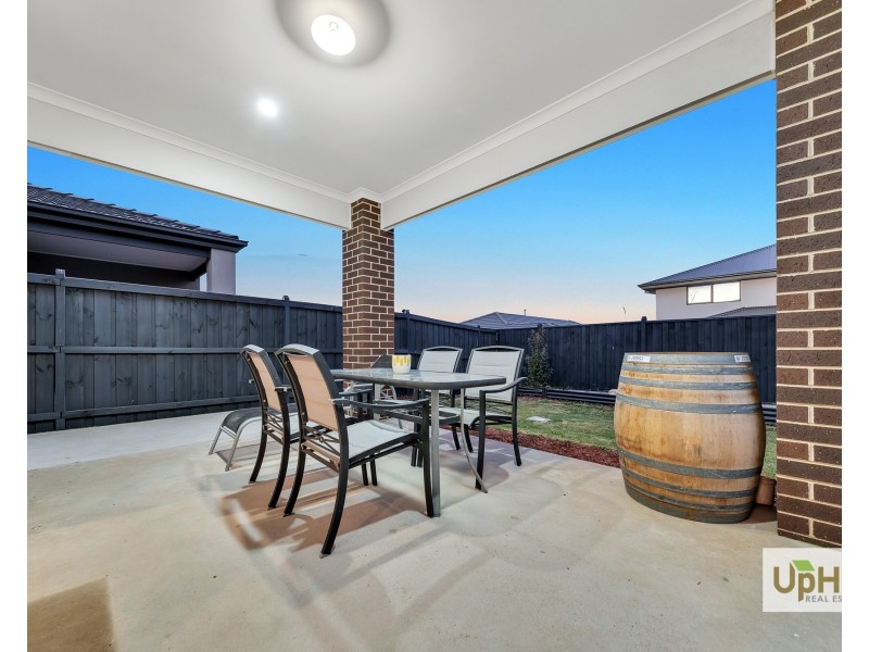 25 Scenery Drive, Clyde North VIC 3978