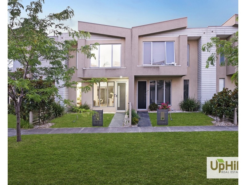 10 Aviara Walk, Cranbourne VIC 3977