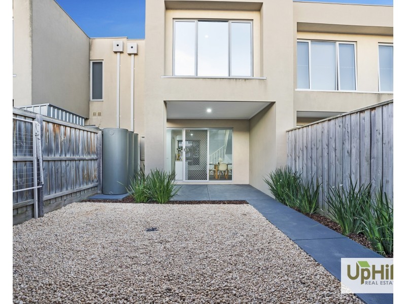 10 Aviara Walk, Cranbourne VIC 3977