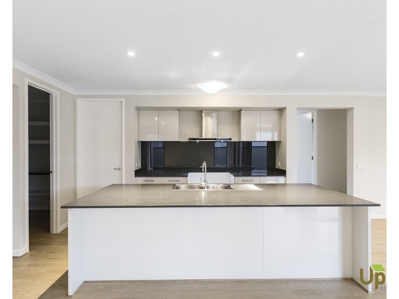 7 Glory Street, Clyde North VIC 3978