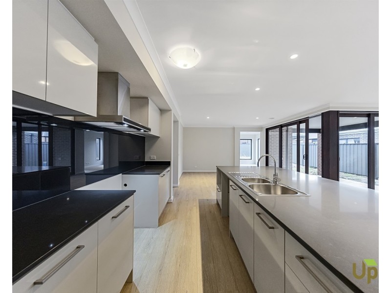 7 Glory Street, Clyde North VIC 3978