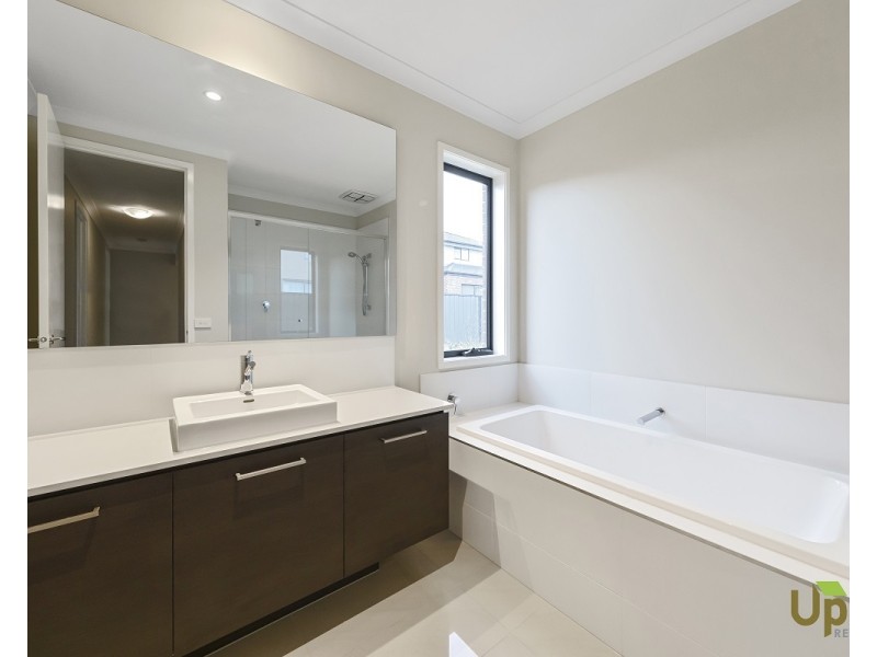 7 Glory Street, Clyde North VIC 3978