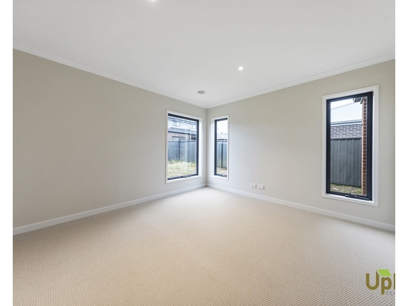 7 Glory Street, Clyde North VIC 3978