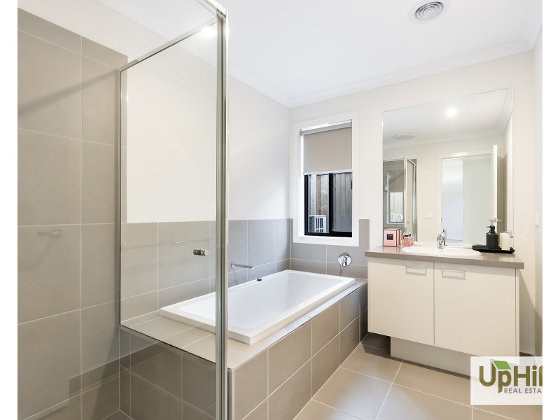 16 Andante Crescent, Clyde VIC 3978