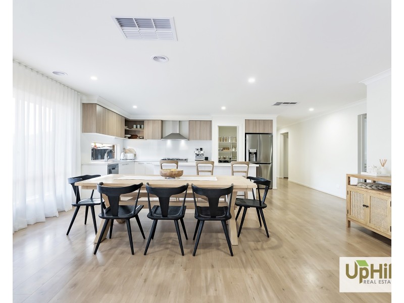 2 Choir Street, Clyde North VIC 3978