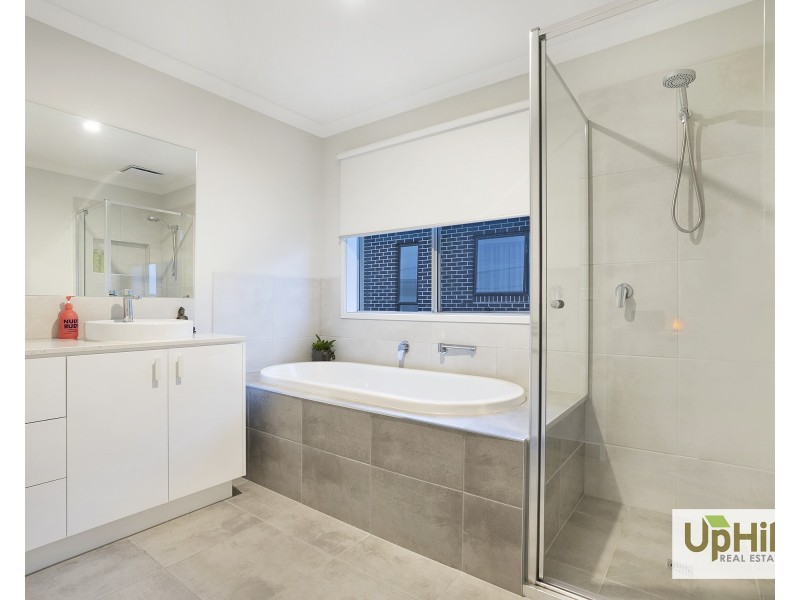 5 Byzantium Mews, Clyde North VIC 3978