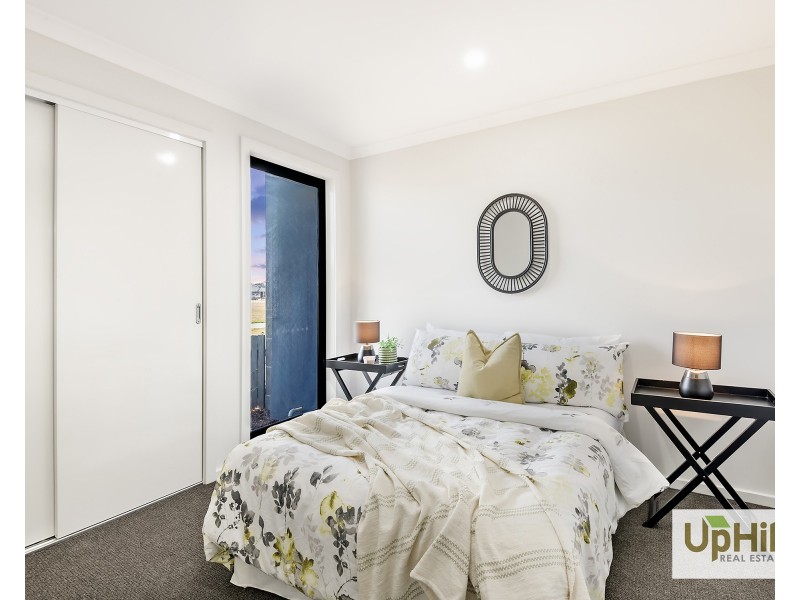 7 Guell Lane, Clyde North VIC 3978