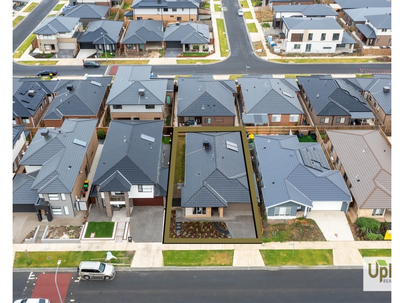 10 Praise Street, Clyde North VIC 3978