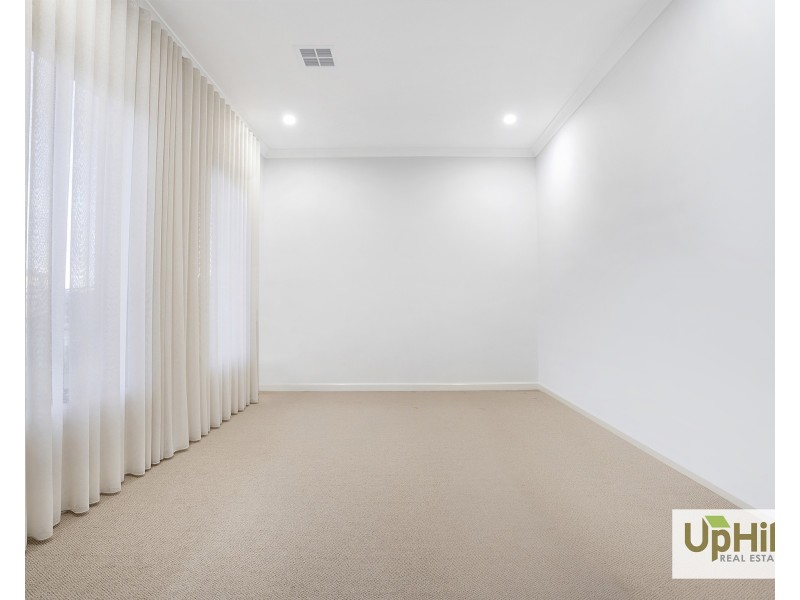 29 Orana Boulevard, Clyde North VIC 3978