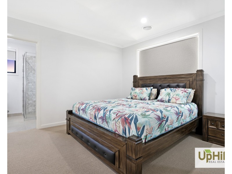 29 Orana Boulevard, Clyde North VIC 3978