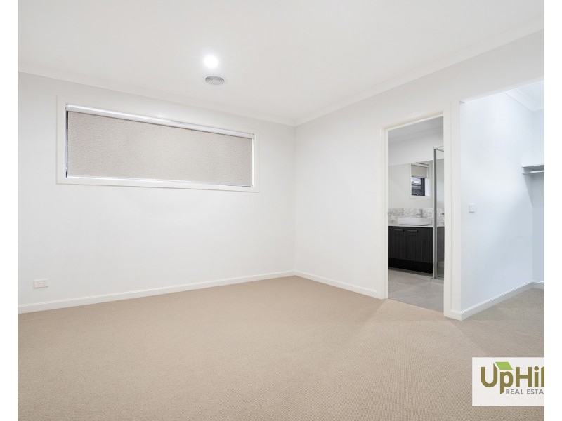 29 Orana Boulevard, Clyde North VIC 3978