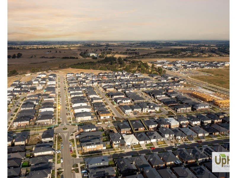 29 Orana Boulevard, Clyde North VIC 3978