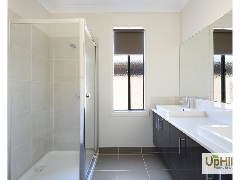 33 Belmont Crescent, Pakenham VIC 3810