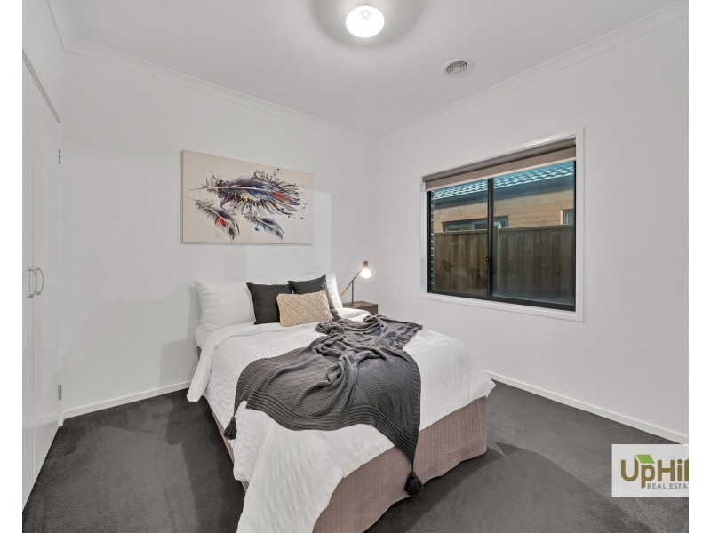 17 Gilcambon Way, Clyde North VIC 3978