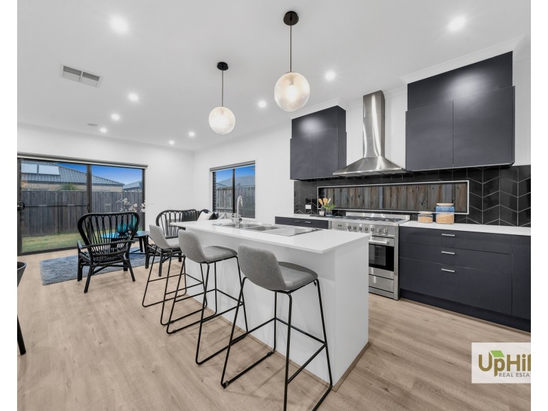 17 Gilcambon Way, Clyde North VIC 3978