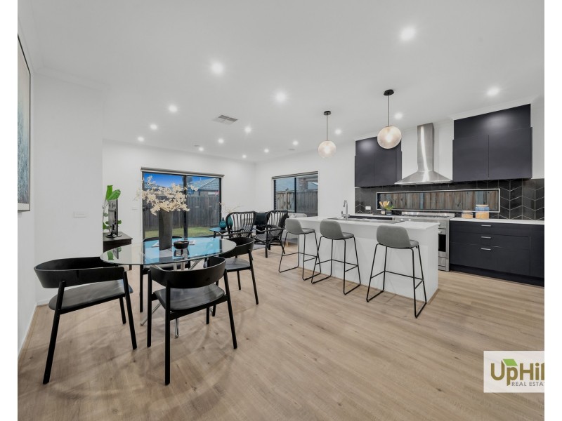 17 Gilcambon Way, Clyde North VIC 3978