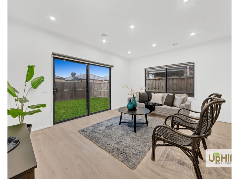 17 Gilcambon Way, Clyde North VIC 3978