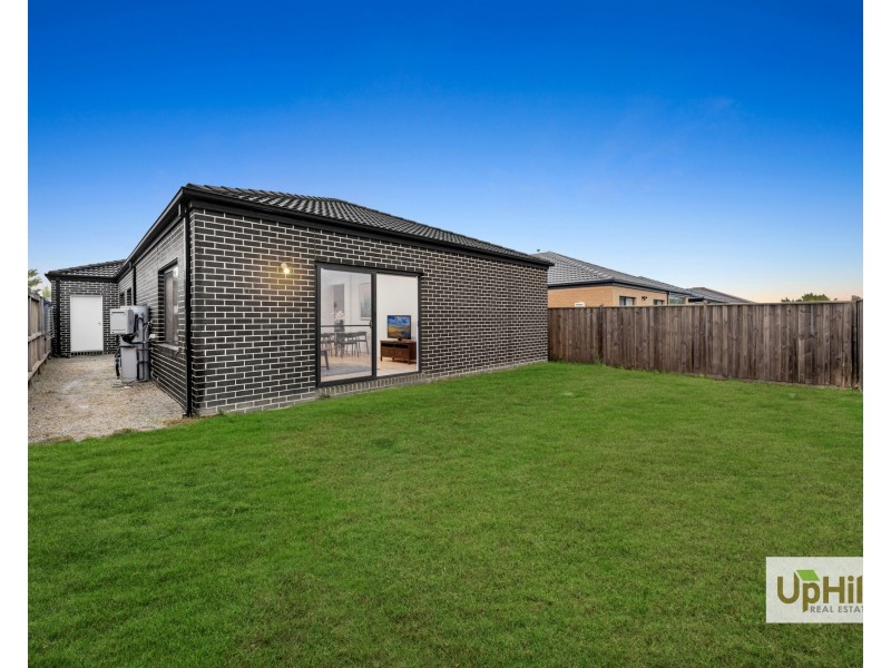17 Gilcambon Way, Clyde North VIC 3978