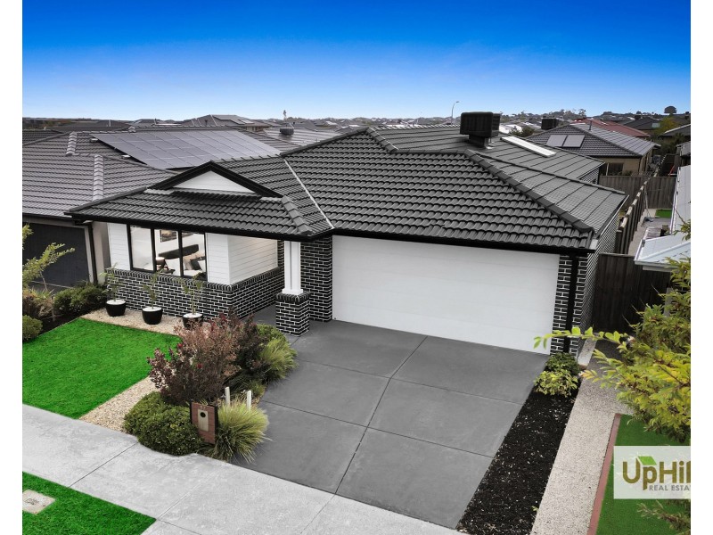 17 Gilcambon Way, Clyde North VIC 3978