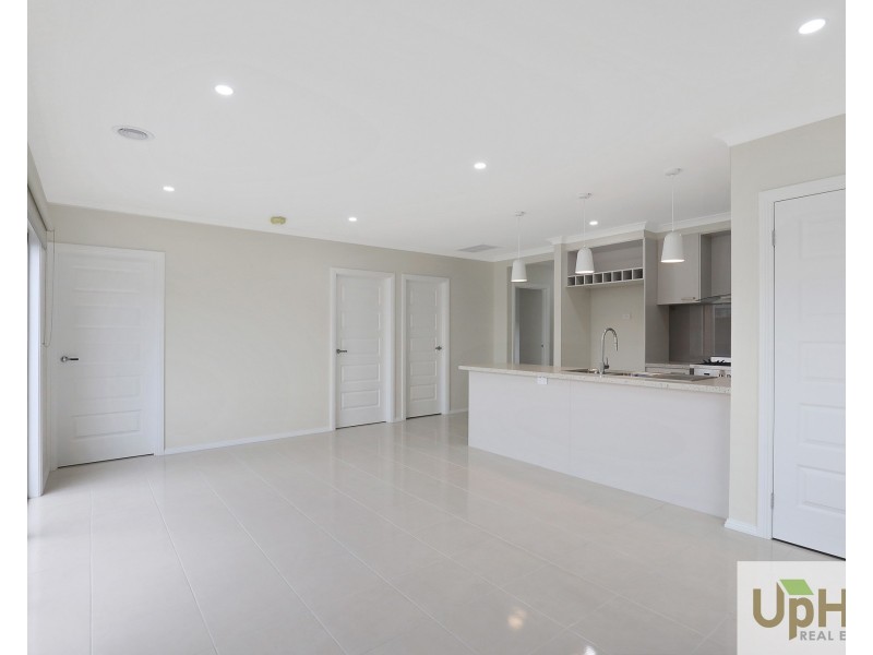 10 Modern Avenue, Clyde North VIC 3978