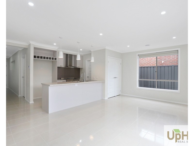 10 Modern Avenue, Clyde North VIC 3978