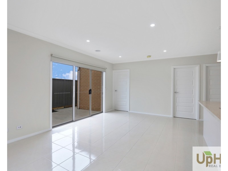 10 Modern Avenue, Clyde North VIC 3978