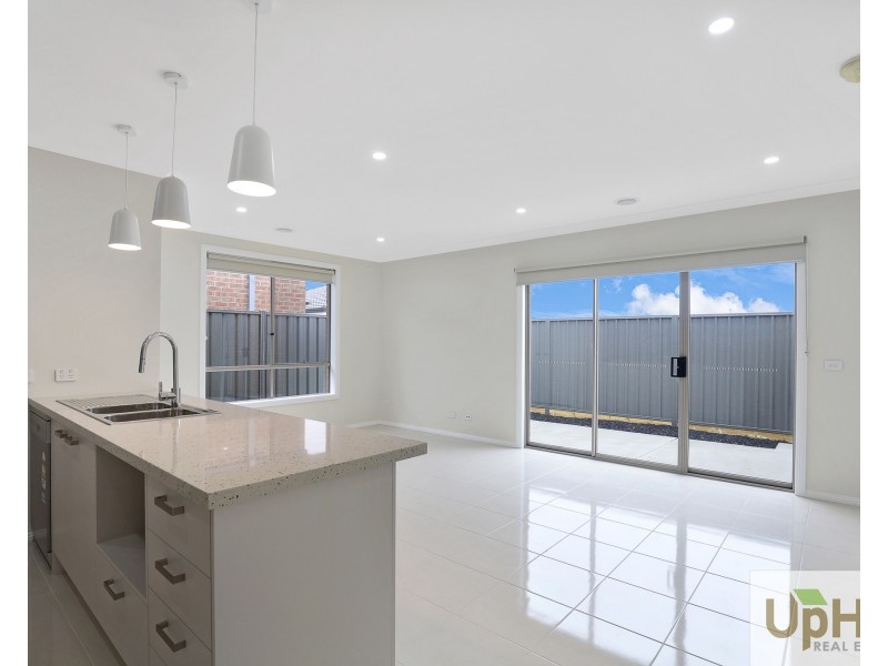 10 Modern Avenue, Clyde North VIC 3978