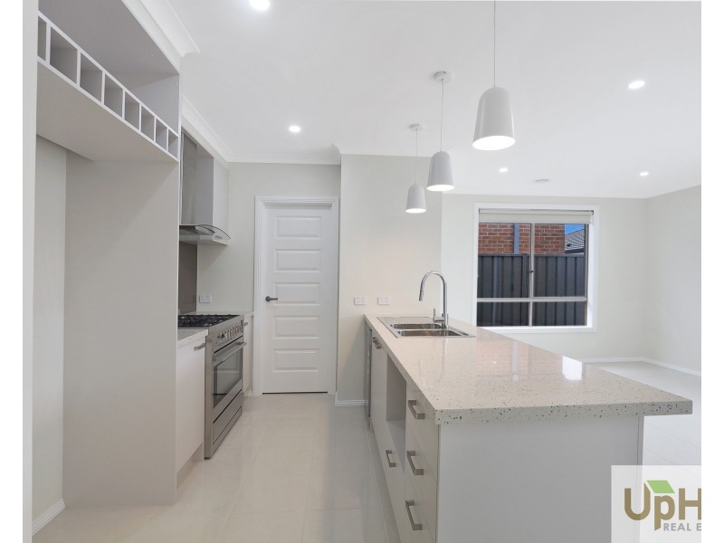 10 Modern Avenue, Clyde North VIC 3978