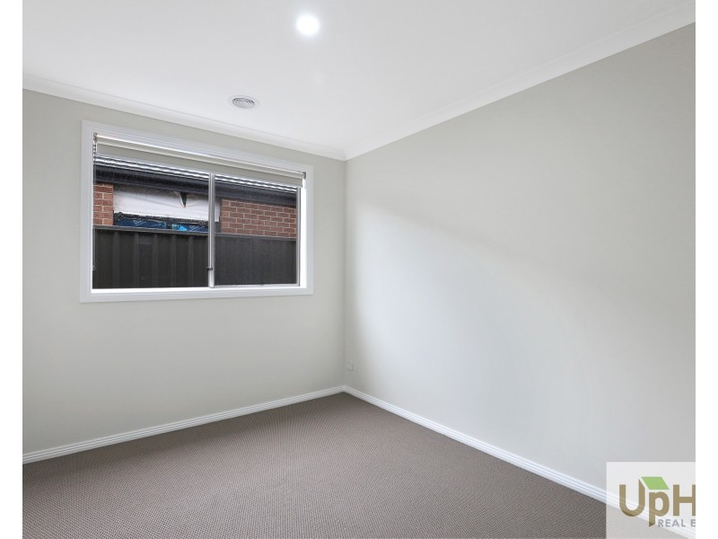 10 Modern Avenue, Clyde North VIC 3978