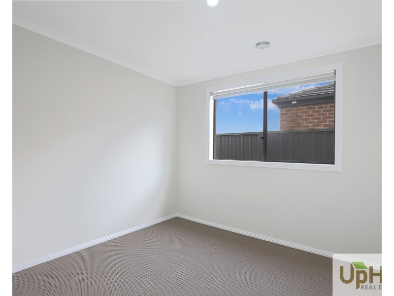 10 Modern Avenue, Clyde North VIC 3978