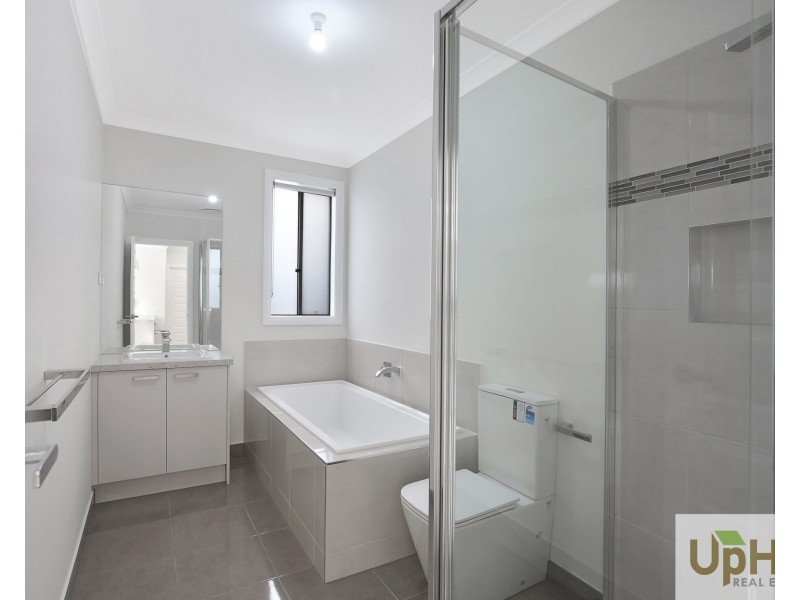 10 Modern Avenue, Clyde North VIC 3978