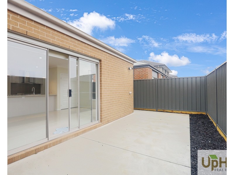 10 Modern Avenue, Clyde North VIC 3978